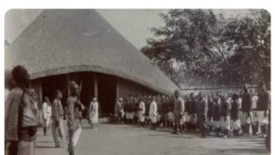 Photo of Olukiiko Lwa Buganda Nga Lutudde Mu 1900